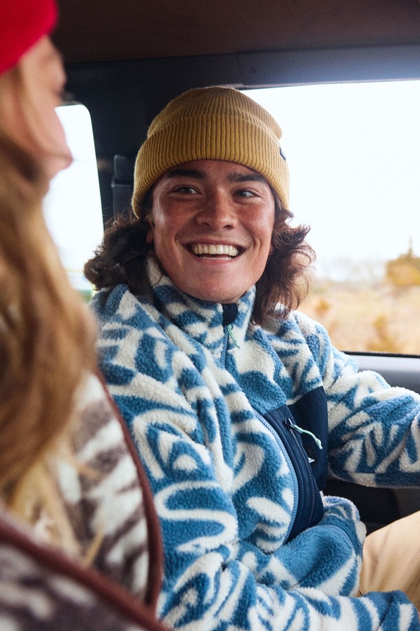 CLEAN COAST (클린 코스트) 플리스 집업 재킷 (QF31JK023BND)은 남녀 모두 착용 가능한 캐주얼 아우터입니다. 가을, 겨울 시즌에 어울리는 두꺼운 두께감의 플리스 소재로 제작되어 부드러운 촉감과 뛰어난 보온성을 제공합니다. 레귤러 핏의 긴 소매 집업 스타일로, 일상 및 캐주얼 룩 연출에 적합하며, 산책룩과 캠핑룩에도 활용할 수 있습니다. 화이트와 블루 두 가지 컬러 옵션으로 출시되어 스포티, 고프코어 스타일을 즐기는 분들에게도 좋습니다. 패턴 무늬가 특징인 플리스 자켓입니다.
