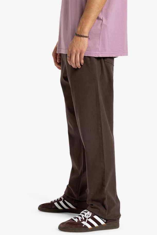 TAXER REGULAR TWILL (택서 레귤러 트윌) 팬츠 (QF31LP041CSD)는 남성용 트윌 팬츠입니다. 부드러운 촉감의 트윌 소재로 제작되어 봄, 가을에 착용하기 좋으며, 일상생활은 물론 출근룩, 비즈니스 캐주얼 스타일에도 활용 가능합니다. 베이직하고 캐주얼한 무드의 긴 기장 레귤러핏 팬츠로, 다양한 스타일을 연출할 수 있습니다. 무지 디자인과 브라운 컬러로 어떤 상의에도 잘 어울려 활용도가 높습니다.
