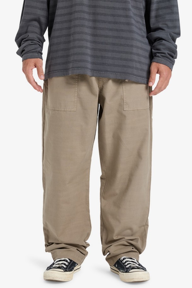 DOUBLE CROWN(더블 크라운) 면 팬츠 (QF31LP030TZC)는 남성용 면 팬츠입니다. 베이직하고 캐주얼한 스타일로, 봄, 가을 출근룩에 활용하기 좋습니다. 부드러운 촉감의 면 소재로 제작되었으며, 와이드 및 루즈핏으로 편안한 착용감을 선사합니다. 무지 디자인에 스트레이트 실루엣으로, 미니멀하고 클래식한 스타일을 연출합니다.
