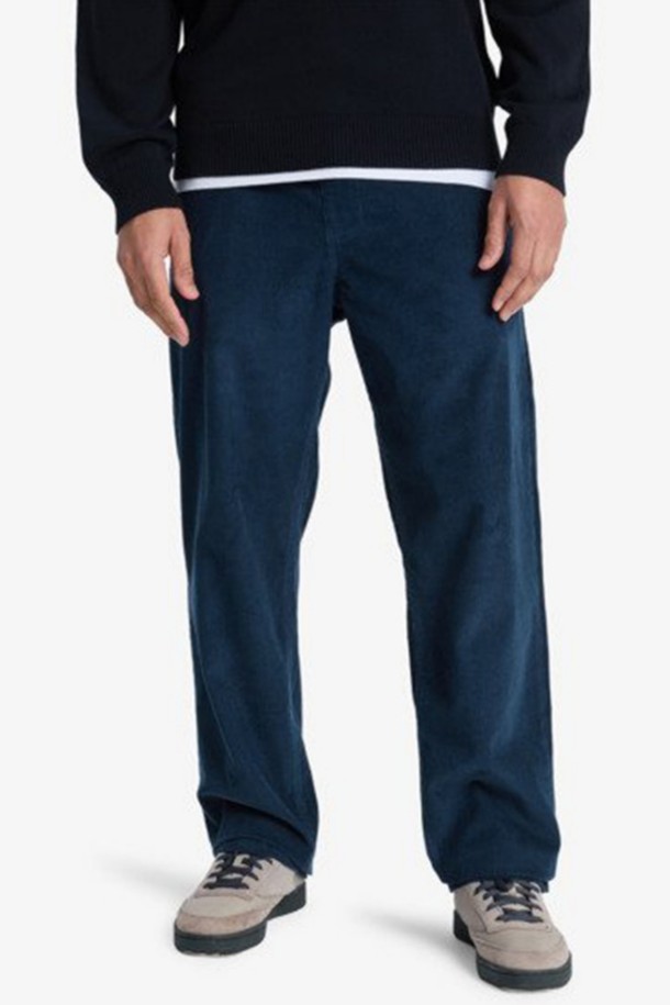 TAXER REGULAR (택서 레귤러) 코듀로이 팬츠 (QF31LP029KTP)는 가을, 겨울 시즌에 어울리는 남성용 코듀로이 팬츠입니다. 부드러운 촉감의 코듀로이 소재와 레귤러 핏으로 제작되어 편안한 착용감을 선사하며, 캐주얼, 클래식, 미니멀 스타일을 소화하기 좋습니다. 네이비 컬러의 무지 디자인으로 출근룩과 데이트룩 등 다양한 TPO에 활용 가능합니다. 두께감 있는 긴 기장의 바지로, 따뜻하고 세련된 겨울 스타일을 연출해보세요.
