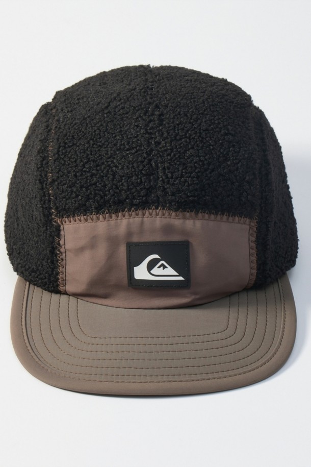 알래스카 플리스 배색 캡 (QF33CP045CSD)은 가을과 겨울 시즌에 착용하기 좋은 캠퍼 캡입니다. 부드러운 플리스와 폴리아미드 소재로 제작되어 따뜻하고 편안한 착용감을 선사합니다. 10-15cm 깊이와 두꺼운 두께로 제작되었으며, 캐주얼 및 미니멀 스타일을 연출하기 좋습니다. 배색 디자인과 스티치, 로고, 라벨, 스트랩 등의 디테일이 돋보이며, 사이즈 조절 및 구김 방지 기능으로 실용성을 더했습니다. 일상복에 포인트 아이템으로 활용하여 스타일리시한 룩을 완성해보세요.
