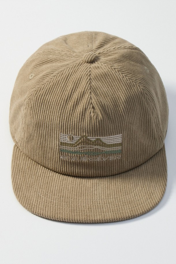 BLUFF SHADE (블러프 쉐이드) 캡 (QF33CP035GNG)은 가을, 겨울 계절에 어울리는 트러커 캡입니다. 부드러운 코듀로이 소재로 제작되어 편안한 촉감을 선사하며, 언스트럭처드 핏으로 자연스러운 착용감을 제공합니다. 클래식과 빈티지 스타일을 동시에 느낄 수 있으며, 캠핑룩과 캐주얼 스타일에 잘 어울립니다. 로우 크라운, 세미 커브드 챙, 패치 디자인, 스냅백 여밈, 라벨 장식으로 포인트를 더했습니다.
