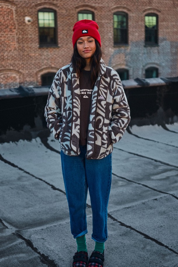 여성 CHALOK (찰록) 플리스 쉐르파 재킷 (QF41JK042CSD)입니다. 부드러운 촉감의 플리스와 쉐르파 소재로 제작되어 겨울철에도 따뜻하게 착용할 수 있습니다. 캐주얼하고 미니멀한 스타일의 오버핏 크롭 기장으로, 패치워크 디자인이 돋보입니다. 집업 스타일로 간편하게 입고 벗을 수 있으며, 화이트와 블랙 두 가지 색상으로 출시되었습니다. 보온성을 높인 두꺼운 두께감의 플리스 재킷입니다.
