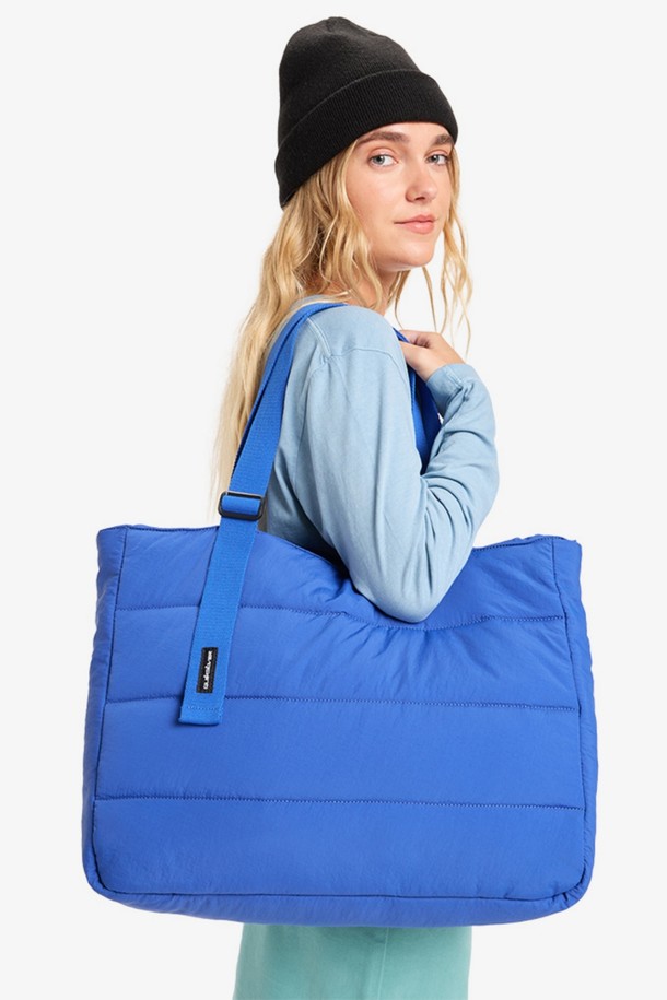 여성 퍼피 숄더백 (QF33OB032PRM)은 가볍고 넉넉한 수납력을 자랑하는 데일리 백입니다. 25리터 용량으로 넉넉한 수납공간을 제공하며, 내부 포켓이 있어 소지품을 효율적으로 정리할 수 있습니다. 가볍고 내구성이 우수한 나일론 소재를 사용하여 일상 및 아웃도어 활동에 적합합니다. 숄더백 디자인으로 편안하게 착용할 수 있으며, 사이즈 조절이 가능하여 활용도를 높였습니다. 캐주얼, 미니멀 스타일을 즐기는 여성분들께 추천합니다.
