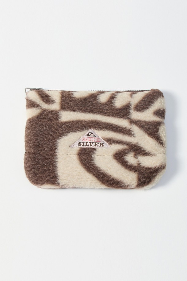 여성 쉐르파 윈터 파우치 (QF33OB031CSD)는 부드러운 셰르파 소재와 플리스 안감으로 제작되어 겨울철 보온성을 높여주는 미니 파우치입니다. 실버 컬러에 프린트 무늬가 더해져 캐주얼하면서도 미니멀한 스타일을 연출합니다. 넉넉한 두께감과 부드러운 촉감으로 소지품을 안전하게 보호하며, 지퍼형 잠금 방식으로 사용이 편리합니다. 일상생활에서 활용하기 좋은 아이템으로, 내구성이 뛰어나 오랫동안 사용 가능합니다.
