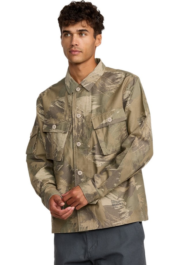 밀 셔츠 재킷 (VF31JK023KHC)은 남성용 아우터로, 봄/가을 계절에 활용하기 좋은 셔츠 자켓입니다. 카키와 베이지 두 가지 색상으로 출시되었으며, 밀리터리 스타일과 캐주얼 무드를 동시에 연출할 수 있습니다. 면 소재의 레귤러 핏 셔츠 자켓으로, 얇은 두께감과 긴 소매 기장이 특징입니다. 카모 패턴과 버튼 여밈 방식, 그리고 포켓 디테일이 돋보이며, 출근룩과 캠핑룩, 캐주얼 및 워크웨어 스타일을 즐겨 입는 분들께 추천합니다.
