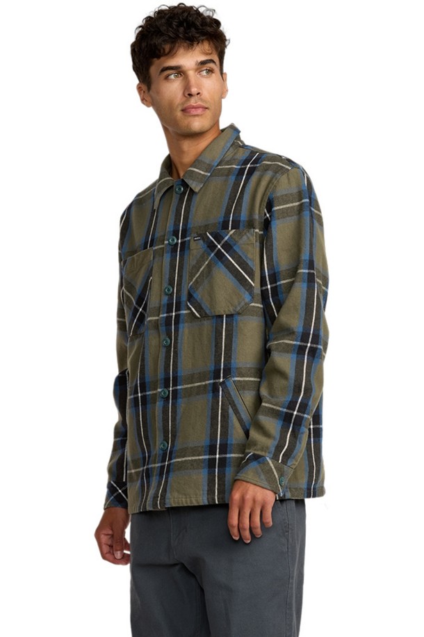 FLIGHT RISK (플라이트 리스크) 셔츠 자켓 (VF31JK024DGN)은 남성용 셔츠 자켓입니다. 캐주얼 스타일의 이 자켓은 봄, 가을에 착용하기 좋으며, 레귤러 핏으로 편안한 착용감을 제공합니다. 카키와 네이비 두 가지 색상으로 출시되었으며, 체크 패턴 디자인과 칼라 디테일이 돋보입니다. 긴소매와 버튼 여밈 방식, 보통 두께감으로 제작되어 일상생활에서 활용하기 좋습니다. 
