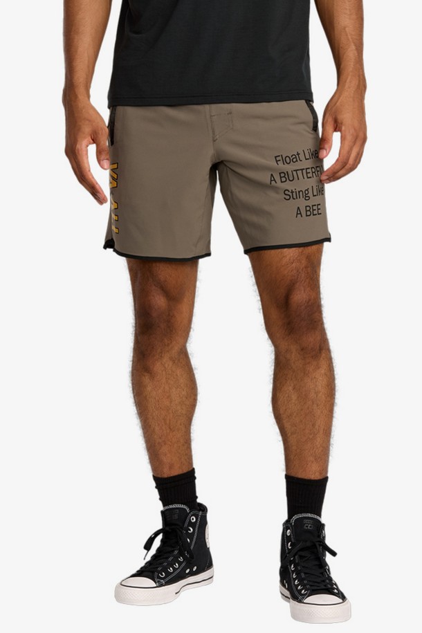 VA X ALI (VA X 알리) YOGGER STRETCH (요거 스트레치) 17인치 워크숏 (VF31WK016MSH)은 남성용 여름 워크숏입니다. 브라운 컬러의 무지 디자인으로, 캐주얼 및 스포티 스타일을 연출하기 좋습니다. 부드러운 촉감의 스판덱스 소재를 사용하여 활동성을 높였으며, 얇은 두께로 시원하게 착용할 수 있습니다. 레귤러핏에 밴딩 처리되어 편안한 착용감을 제공하며, 여행룩이나 휴가룩에 활용하기 좋습니다. 
