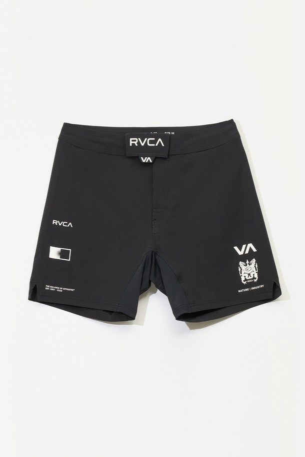 FIGHT SCRAPPER (파이트 스크래퍼) 17인치 반바지 (VF31WK002KVC)는 여름철 일상 및 휴가룩에 적합한 남성용 반바지입니다. 블랙 색상에 레귤러핏으로 제작되어 스포티, 캐주얼, 미니멀 스타일을 연출할 수 있습니다. 17인치 길이의 반바지로, 밴딩 처리되어 편안한 착용감을 제공합니다. 로고 패턴이 적용되어 디자인에 포인트를 더했으며, 활동적인 느낌을 선사합니다. 가볍고 시원한 소재로 제작되어 여름철에도 쾌적하게 착용 가능합니다.
