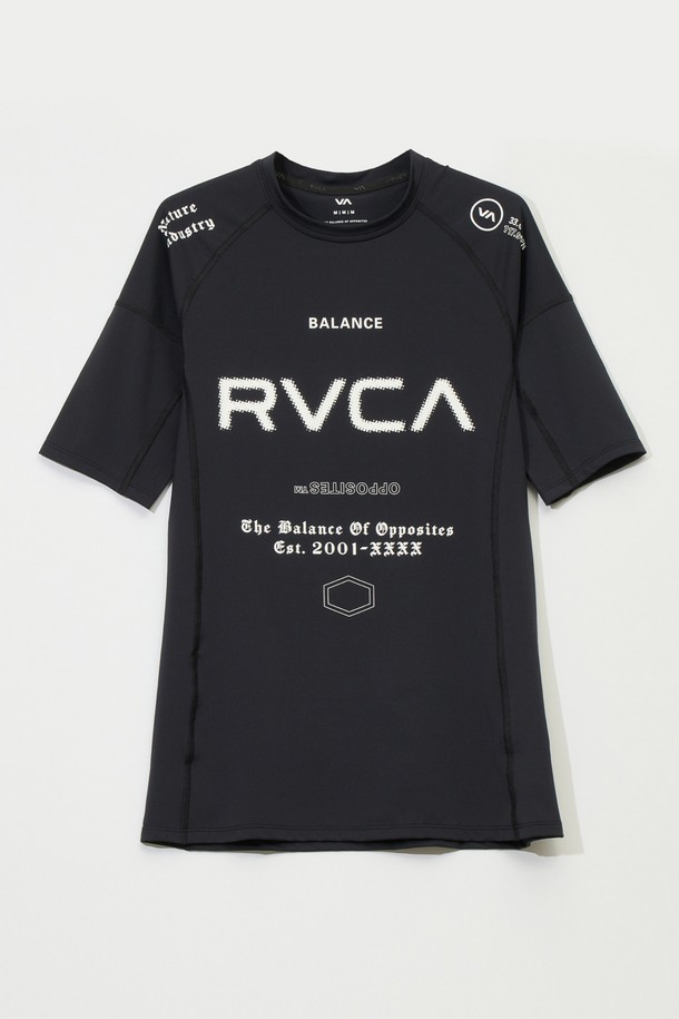 블랙 색상의 남성용 스포츠 반팔 래쉬가드 (VF31RS019KVM)입니다. 수영 및 스포츠 활동에 적합하며, 여름철 휴가룩과 바캉스룩에 스포티한 스타일을 더해줍니다. 슬림핏 디자인에 라운드넥으로 제작되었으며, 얇은 두께감으로 활동성을 높였습니다. 신축성이 좋은 스트레치 소재로 제작되어 편안한 착용감을 선사하며, UV 차단 및 속건 기능으로 쾌적함을 유지합니다. 무지 디자인에 로고 포인트를 더하여 심플하면서도 세련된 느낌을 줍니다.
