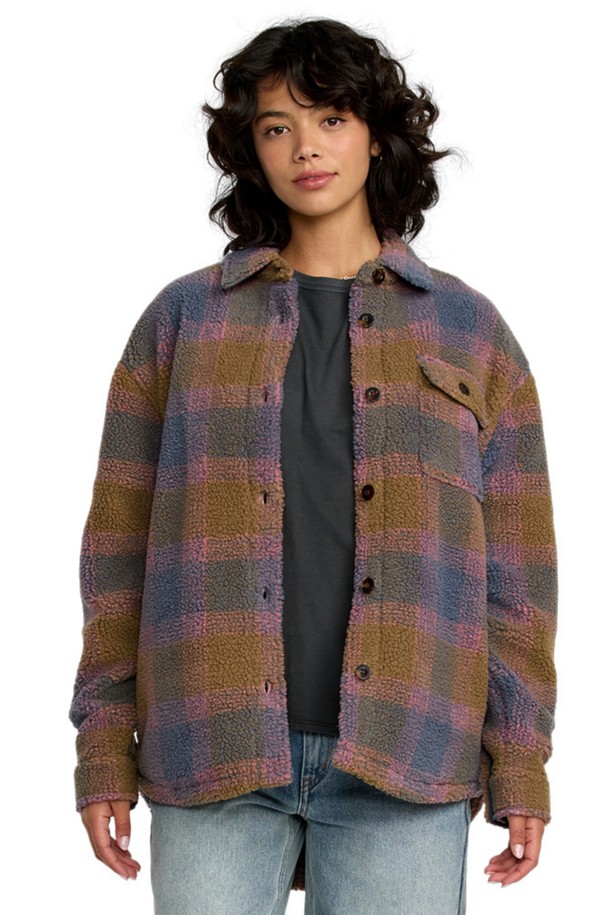 여성 BIRDIE II (버디 II) 셰르파 셔츠 자켓 (VF31JK028SNB)은 부드러운 셰르파 소재로 제작되어 따뜻하고 포근한 착용감을 선사합니다. 체크 패턴의 멀티컬러 디자인과 오버핏 실루엣으로 캐주얼하면서도 클래식한 무드를 연출합니다. 크롭 기장의 셔츠 자켓으로, 버튼 여밈 방식과 긴 소매, 포켓 디테일이 특징입니다. 가을, 겨울 시즌 일상 및 캠핑룩에 활용하기 좋은 아이템입니다.
