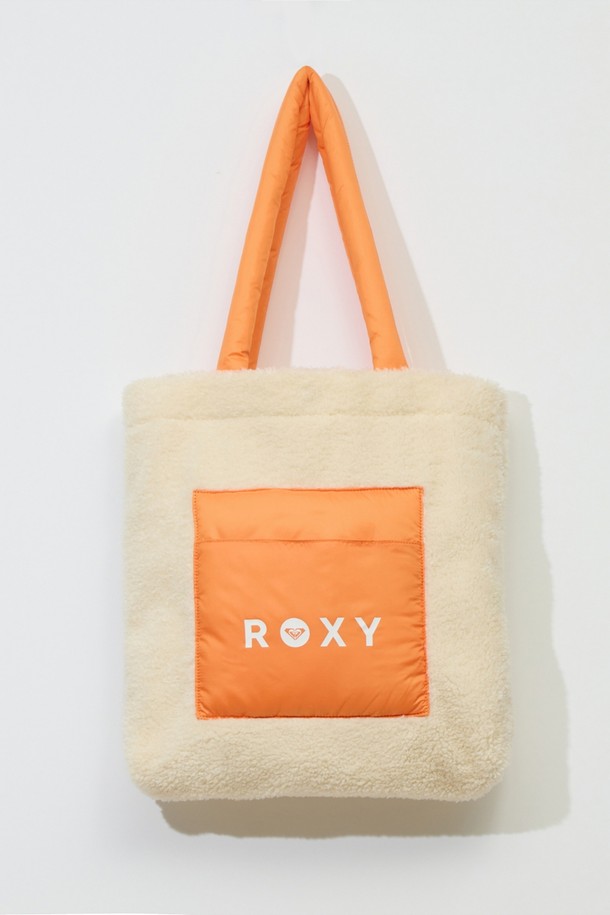 부드러운 플리스 소재와 아이보리 컬러가 포근한 느낌을 주는 플리스 토트백(RF43OB070IVR)입니다. 패치워크 패턴과 패딩 손잡이 디테일이 돋보이며, 캐주얼, 미니멀, 클래식 스타일의 데이트룩, 산책룩에 잘 어울립니다. 겨울철 보온성을 높여주며, 넉넉한 수납공간으로 실용성을 더했습니다. FREE 사이즈로 제작되었습니다.
