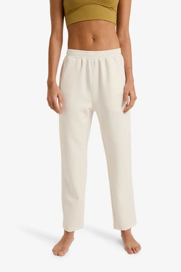 RISE&VIBE (라이즈앤바이브) 스포츠 팬츠 (RF31LP047WCF)는 여성용 스포츠 팬츠입니다. 아이보리와 화이트 두 가지 색상으로 제공되며, 피트니스, 요가, 일상복으로 활용하기 좋습니다. 면 소재의 부드러운 촉감과 얇은 두께로 편안한 착용감을 선사하며, 루즈핏과 밴딩 디자인으로 활동성을 높였습니다. 무지 패턴의 미니멀한 디자인은 다양한 스타일과 매치하기 용이하며, 사계절 내내 활용 가능합니다. 스포츠 및 일상생활 모두에서 스포티하고 캐주얼한 무드를 연출할 수 있습니다.
