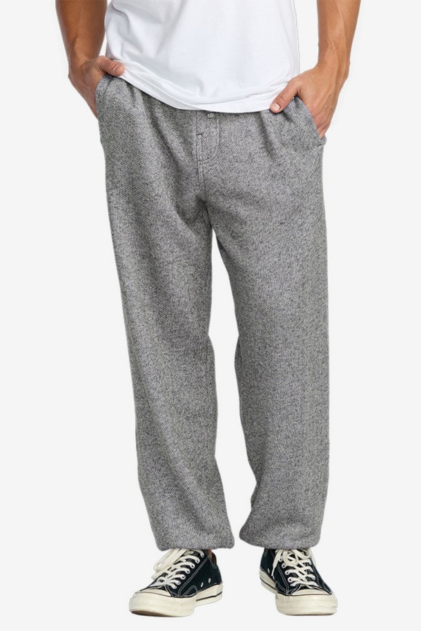 빌라봉 HUDSON (허드슨) 조거 팬츠 (AF31LP047BKH)는 편안함과 스타일을 모두 갖춘 남성용 조거 팬츠입니다. 부드러운 면 소재로 제작되어 봄, 가을에 착용하기 좋으며, 일상복으로 활용하기에 적합합니다. 릴랙스 핏으로 활동성을 높였으며, 허리 밴딩과 발목 시보리 디테일로 편안한 착용감을 선사합니다. 무지 디자인과 블랙 컬러로 다양한 상의와 손쉽게 매치하여 캐주얼, 스포티, 미니멀 스타일을 연출할 수 있습니다.
