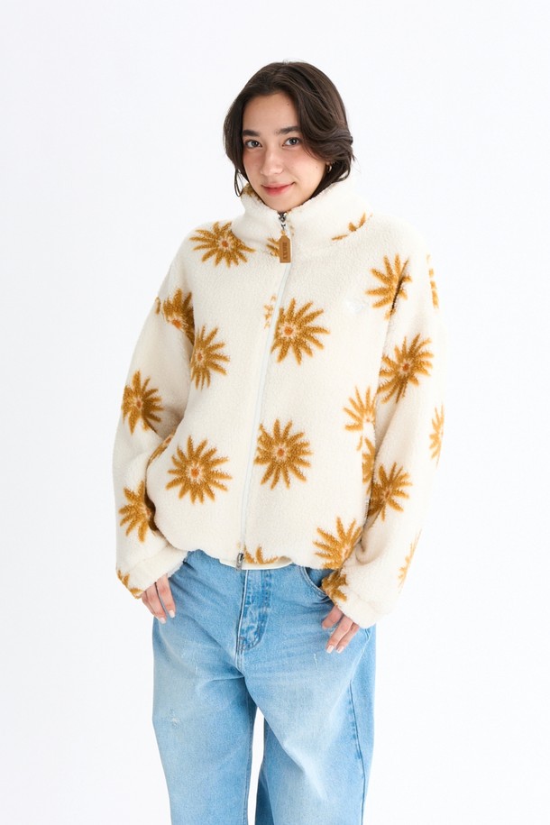 ALL DAY (올 데이) 보아 플리스 재킷 (RF31JK072NAT)은 가을, 겨울 시즌에 착용하기 좋은 캐주얼, 미니멀 스타일의 플리스 자켓입니다. 부드러운 촉감의 두꺼운 플리스 소재로 제작되어 보온성이 뛰어나며, 일상생활에서 편안하게 착용할 수 있습니다. 무지 디자인에 집업 여밈 방식으로 간결함을 더했습니다. 내추럴 컬러로 어떤 옷에도 쉽게 매치할 수 있어 활용도가 높습니다. 긴 소매 기장으로 따뜻함을 더했습니다.
