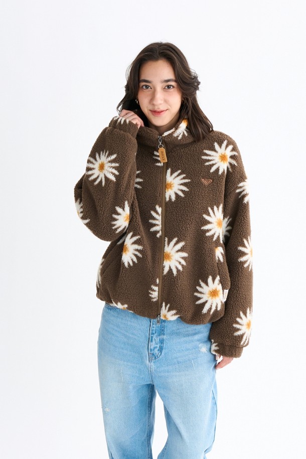 **ALL DAY 보아 플리스 재킷 (RF31JK072BRN)**은 부드러운 촉감과 두꺼운 두께로 따뜻함을 선사하는 플리스 소재의 집업 재킷입니다. 브라운 컬러의 무지 디자인으로, 캐주얼, 미니멀, 클래식 스타일을 모두 아우르는 활용도 높은 아이템입니다. 가을, 겨울 시즌에 캠핑룩, 산책룩 등 다양한 TPO에 매치하여 포근하고 스타일리시하게 연출할 수 있습니다. 보온성을 높여주는 보아 디테일과 긴 소매 기장으로 편안함과 따뜻함을 동시에 느낄 수 있습니다. 일상생활에서 폭넓게 활용 가능한 캐주얼 아우터입니다.
