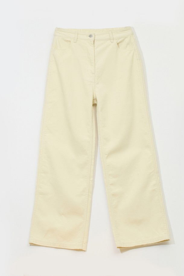 따뜻한 감성을 더하는 코듀로이 롱 팬츠 (RF31LP068WHT)입니다. 부드러운 화이트 컬러의 코듀로이 소재로 제작되어 가을, 겨울 시즌에 안성맞춤입니다. 캐주얼, 클래식, 미니멀 스타일을 모두 아우르는 디자인으로, 출근룩에도 활용하기 좋습니다. 두꺼운 두께감으로 포근함을 더하며, 다양한 상의와 매치하여 폭넓은 스타일을 연출할 수 있습니다. 무지 디자인으로 어떤 옷에도 잘 어울려 데일리 팬츠로 활용하기 좋습니다.
