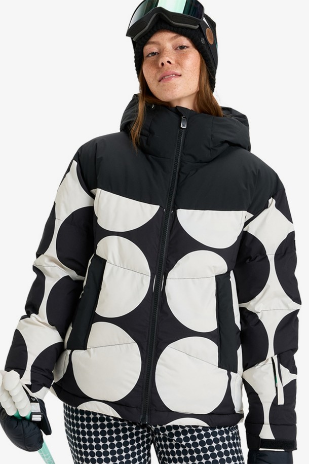 **ALOFTED PUFFY 스노우 점퍼 (RF51SJ027KVJ)**는 겨울철 스노우 스포츠를 즐기기에 적합한 두꺼운 두께의 패딩 점퍼입니다. 집업 스타일로 간편하게 착용할 수 있으며, 보온성을 강화하여 추운 날씨에도 따뜻함을 유지해 줍니다. 무지 디자인으로 어떤 스타일에도 매치하기 용이하며, 등산, 캠핑, 휴가 등 다양한 TPO에 활용할 수 있습니다. 스포티, 고프코어, 캐주얼 스타일을 연출하기 좋은 긴 소매 기장의 점퍼입니다.
