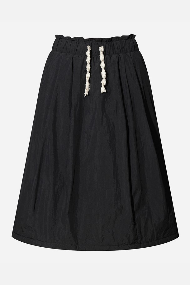 퀼팅 디자인이 돋보이는 QUILTED 패딩 스커트 (RF41SK065PHN)입니다. 여성용으로, 가을과 겨울에 따뜻하게 착용할 수 있는 두꺼운 두께감의 패딩 스커트입니다. 캐주얼한 스타일로 일상에서 편안하게 즐겨 입을 수 있으며, 산책룩이나 캠핑룩에도 잘 어울립니다. 미니멀, 클래식 스타일을 선호하는 분들께 추천하며, 폴리에스테르 소재로 제작되었습니다.
