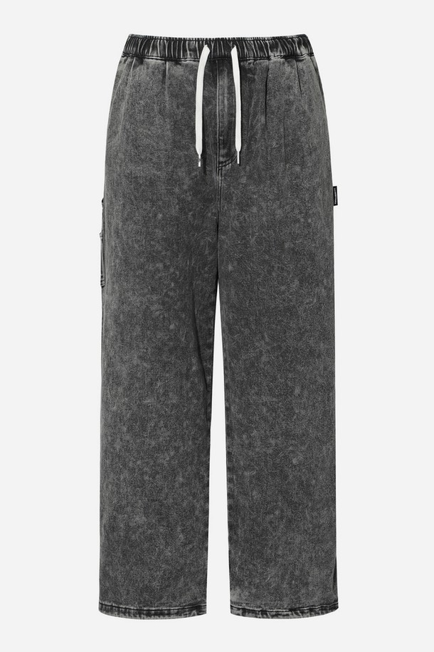 슈퍼 와이드핏 스트레치 데님 팬츠(DF31LP016BDC)는 편안함과 스타일을 동시에 잡은 데님 팬츠입니다. 블랙 컬러의 무지 디자인으로 어떤 상의에도 잘 어울리며, 캐주얼하고 미니멀한 스타일을 연출하기 좋습니다. 봄, 여름, 가을, 계절에 관계없이 활용 가능하며, 밴딩 처리가 되어 있어 편안한 착용감을 제공합니다. 와이드핏에 스트레치 소재를 사용하여 활동성을 높였습니다. 
