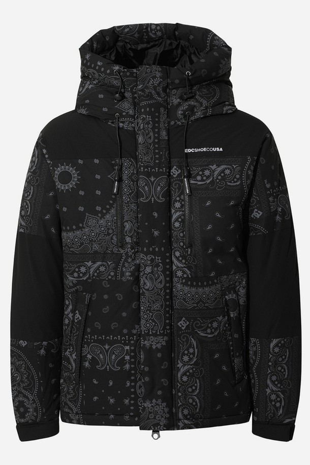 와이드 핏 다운 재킷 (DF31JK011BKB)은 겨울철 추위를 막아줄 따뜻하고 스타일리시한 아우터입니다. 블랙 컬러에 페이즐리 프린트가 돋보이는 캐주얼 & 스트릿 스타일의 제품입니다. 넉넉한 와이드 핏과 두꺼운 두께감으로 편안한 착용감을 선사하며, 보온성과 방풍 기능을 갖춰 쾌적하게 착용할 수 있습니다. 후드와 집업 여밈 방식으로 디자인되었으며, 부드러운 나일론 소재를 사용하여 촉감이 좋습니다. 긴 소매 기장의 크롭 스타일로 트렌디한 감각을 더했습니다.
