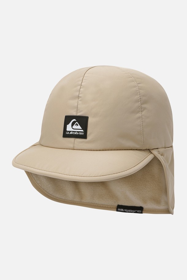 **INSULATED 머프 캡 (QF43CP067BGE)**은 겨울철 추위로부터 당신을 보호해 줄 방수 기능의 보온 모자입니다. 부드러운 촉감의 나일론 소재와 두꺼운 두께로 제작되어, 뛰어난 보온성을 제공합니다. 일상, 아웃도어 활동에 적합하며, 특히 산책룩, 등산룩, 캠핑룩 등 다양한 TPO에 활용 가능합니다. 베이지 컬러의 무지 디자인에 로고 장식이 더해져 캐주얼, 고프코어, 미니멀 스타일을 소화하기 좋습니다. 인슐레이션 소재를 사용하여 보온성을 극대화한 머프 캡으로 따뜻하고 스타일리시한 겨울을 보내세요.
