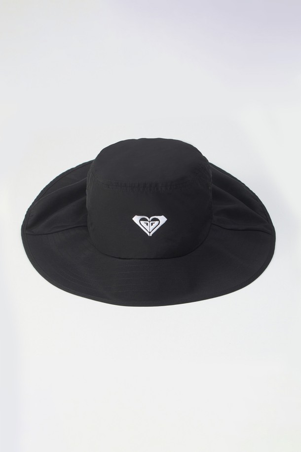 서핑 버킷햇 (RF33HT008BLK)은 여름철 뜨거운 햇볕으로부터 시원하게 보호해 줄 버킷햇입니다. 서플렉스 소재로 제작되어 내구성이 뛰어나며, 자외선 차단 기능을 제공하여 아웃도어 활동 시에도 안심하고 착용할 수 있습니다. 얇은 두께감으로 가볍고 편안하며, 20cm 챙 넓이로 햇빛을 효과적으로 가려줍니다. 턱끈과 버클 디자인이 더해져 활동적인 움직임에도 모자가 흔들리지 않으며, 탈부착 가능한 턱끈과 뒷면 사이즈 조절 기능으로 맞춤 착용이 가능합니다. 롤업 가능한 뒷챙과 앞챙 보강 스티치, 활동 시 형태 유지 기능으로 스타일리시함과 실용성을 모두 갖춘 제품입니다. 휴가룩, 여행룩, 리조트룩, 캐주얼, 미니멀, 고프코어 스타일을 즐기는 분들께 추천합니다.
