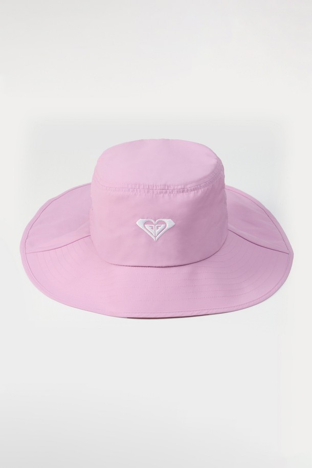 서핑, 아웃도어 활동, 일상에서 햇빛을 막아줄 서프 버킷햇 (RF33HT008DPK)입니다. 얇고 내구성이 뛰어난 서플렉스 소재로 제작되어 여름철에도 쾌적하게 착용 가능합니다. 20cm 챙 넓이로 자외선으로부터 보호하며, 턱끈과 백 어저스터, 롤업 가능한 뒷챙, 버클 디테일, 강화된 앞챙 스티칭이 특징입니다. 핑크 컬러의 무지 디자인으로 캐주얼, 미니멀, 리조트 스타일 연출에 활용할 수 있으며, 사이즈 조절과 방수 기능을 갖춰 활동성을 높였습니다. 휴가룩, 리조트룩, 여름 바캉스룩에 매치하여 스타일리시함을 더해보세요.
