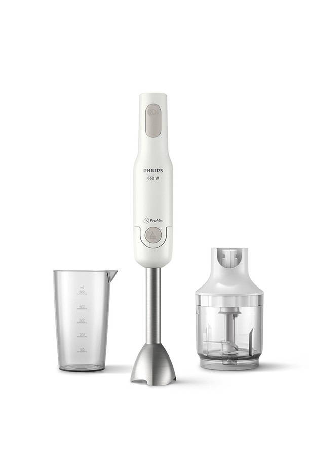 필립스 데일리 메탈 핸드 블렌더 HR2535/00은 블렌딩, 다지기, 스무디, 주스, 퓨레 제조가 가능한 주방 필수템입니다. 650W의 강력한 모터와 단일 속도 조절 기능으로 다양한 식재료를 손쉽게 처리합니다. ProMix 기술과 삼각형 블레이드 디자인, 물튀김 방지 블레이드로 효율적이고 깔끔한 사용을 돕습니다. 직관적인 버튼 조작과 인체공학적 그립, 간편한 액세서리 교체로 편리하며, 500ml 비커와 다지기 용기를 포함한 알찬 구성입니다. 화이트 색상의 메탈 및 플라스틱 소재로 제작되었으며, KC, EMC, 전기안전 인증을 획득하여 안전하게 사용할 수 있습니다.
