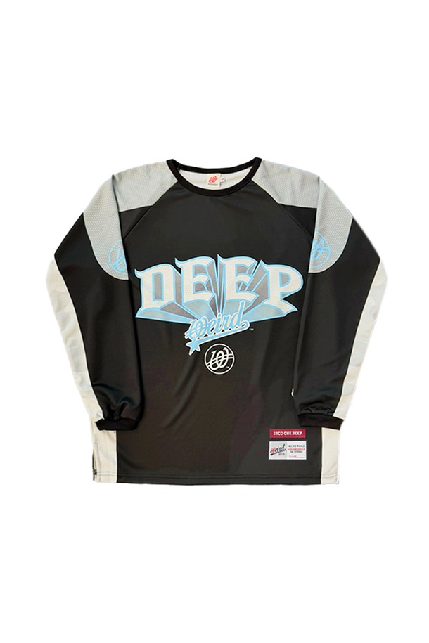 위얼드월드 X ITD 저지 롱슬리브는 Into the Deep 브랜드와의 콜라보레이션으로 탄생한 긴 소매 저지입니다. 블랙 컬러 바탕에 도트 패턴으로 포인트를 주었으며, 레귤러핏으로 편안한 착용감을 선사합니다. 부드러운 폴리에스터 소재로 제작되어, 일상복뿐만 아니라 피트니스룩으로도 활용 가능합니다. 사이드 슬릿 디테일과 양 브랜드의 우븐 라벨이 특징이며, 리미티드 에디션으로 소장 가치를 더했습니다. 스포티하면서도 캐주얼한 스타일을 연출할 수 있습니다.
