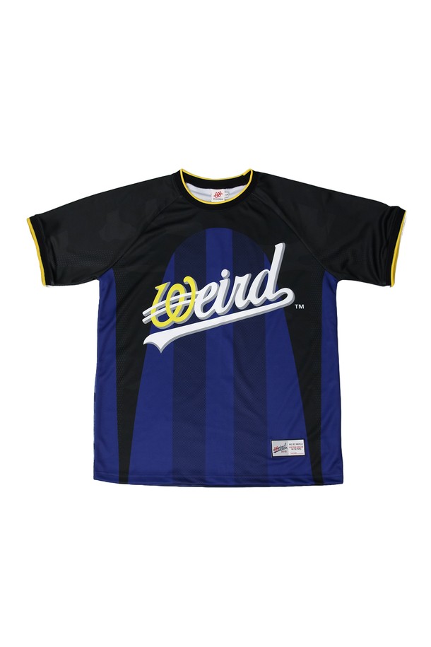 위얼드월드 챔피언스 리그 스타디움 싸커 저지 BLACK은 남성용 축구 유니폼입니다. 블랙과 블루 컬러로 출시되었으며, 스포츠 활동에 적합하도록 흡습 및 통기 기능을 갖춘 폴리에스테르 소재로 제작되었습니다. 봄, 여름 시즌에 착용하기 좋으며, 레귤러 핏과 라운드넥 디자인에 카모, 도트, 프린트 패턴의 그래픽 디자인 포인트를 더해 스포티한 스타일을 연출합니다.
