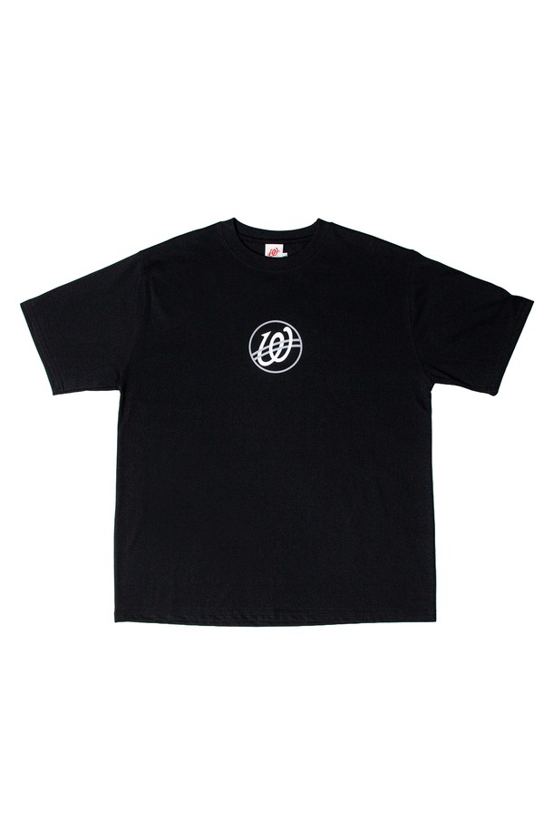 위얼드월드_BASIC 써클로고 티셔츠_BLACK은 고밀도 CP 싱글 원단으로 제작되어 뛰어난 착용감을 제공합니다. 앞면에는 베이직 써클 로고 아트워크, 뒷면에는 웨이브 로고 아트워크가 러버 프린팅 기법으로 표현되어 독특한 디자인을 완성합니다. 렌타 및 텀블 가공을 통해 형태 안정성을 높여 변형 없이 오랫동안 착용할 수 있는 데일리 티셔츠입니다.
