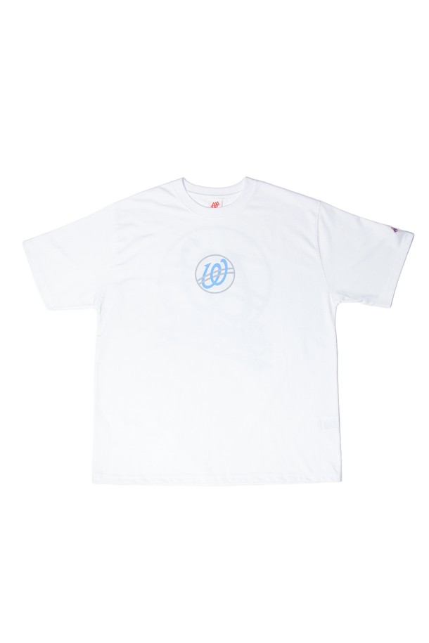 위얼드월드 BASIC 써클로고 티셔츠_WHITE는 고밀도 CP싱글 원단을 사용하여 부드러운 착용감을 선사하며, 테트론 텀블 가공으로 변형을 최소화했습니다. 앞면 써클 로고와 뒷면 웨이브 로고 아트워크, 러버 프린팅 기법으로 독특한 디자인을 완성한 베이직 스타일의 반소매 티셔츠입니다. 봄, 여름 시즌 일상복으로 활용하기 좋은 공용 제품입니다.
