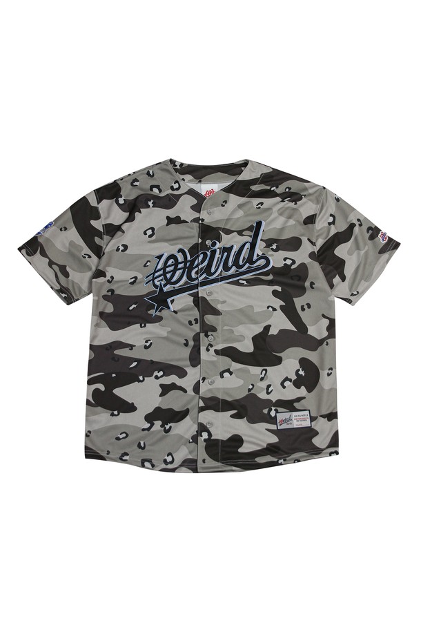 **위얼드월드_월드 시리즈 베이스볼 저지_DESERT CAMO**는 남성용 상의로, 데저트 카모 패턴의 베이스볼 저지입니다. 폴리에스테르 소재로 제작되어 봄, 여름에 시원하게 착용 가능하며, 레귤러핏과 라운드넥 디자인으로 편안한 착용감을 제공합니다. 등판 18번 자수와 소매 패치 자수, 그리고 2018년 설립 연도를 통해 위얼드월드의 독창적인 스타일을 표현했으며, 통기성과 신축성이 뛰어납니다.

