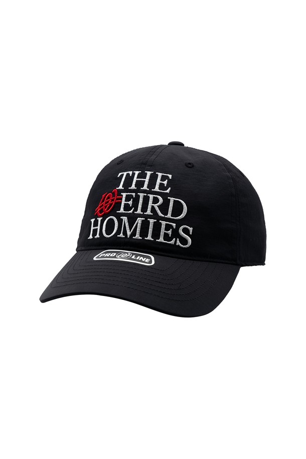 위얼드월드_THE WEIRD HOMIES (위얼드 월드 더 위어드 호미즈) 나일론 캡은 깊고 넉넉한 둘레로 얼굴을 작아 보이게 하는 효과를 선사합니다. 립스탑 원단을 사용하여 내구성이 뛰어나며, 하이덴시티 두께감으로 형태가 잘 유지됩니다. 블랙 컬러에 3D 자수 로고 디자인으로 캐주얼, 미니멀, 스트리트 스타일을 연출하기 좋습니다. 일상, 동네 마실, 산책 등 다양한 TPO에 활용 가능하며 편안한 착용감을 제공합니다. 사계절 내내 활용 가능한 나일론 소재의 캡모자입니다.
