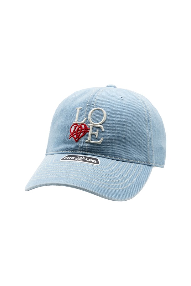 위얼드월드_LOVE 로고 데님 볼캡은 면 소재로 제작되어 부드럽고 편안한 착용감을 선사합니다. 깊은 모자 깊이와 일반 챙 넓이, 볼형 실루엣으로 안정적인 핏을 제공하며, 전면에 LOVE 로고 자수 디테일이 돋보입니다. 스트릿 무드를 연출하기 좋은 프리사이즈 데님 볼캡으로, 봄, 여름, 가을 계절에 쾌적하게 착용할 수 있습니다.

