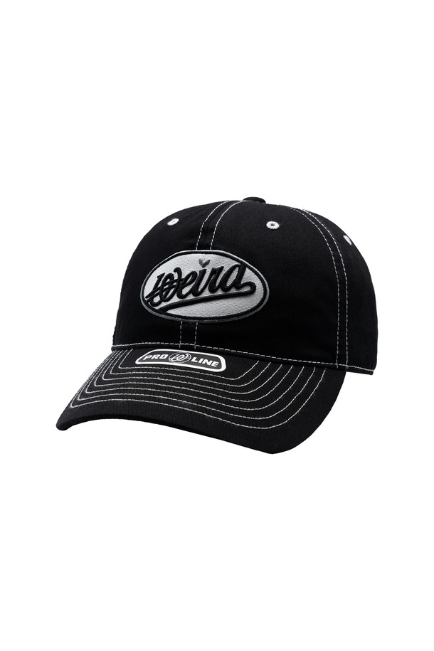 위얼드월드_서클로고 와펜 볼캡은 웨이브 로고를 와펜 그래픽으로 재해석하여 스트릿 무드를 연출하는 볼캡입니다. 면 소재로 제작되어 편안한 착용감을 제공하며, 넉넉한 깊이감으로 얼굴이 작아 보이는 효과를 줍니다. 블랙 컬러에 배색 스티치 디테일이 돋보이며, 캐주얼, 스트리트, 미니멀 스타일 모두 소화 가능합니다. 가벼운 산책이나 동네 마실룩에 포인트 아이템으로 활용하기 좋습니다.
