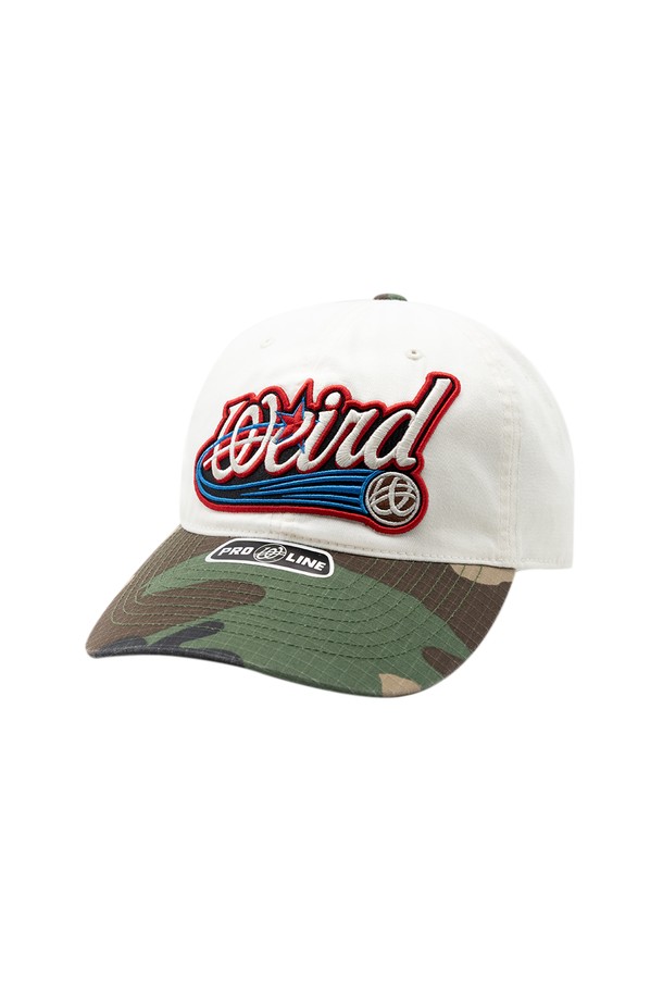 위얼드월드_바스켓볼 카모 배색 볼캡은 깊은 모자 깊이와 7.5cm의 챙 넓이로 얼굴을 작아 보이게 연출하며, 면과 폴리에스테르 혼방 소재로 편안한 착용감을 선사합니다. 화이트와 카모 컬러 배색에 빈티지 무드를 더하고, 웨이브 로고와 농구 맥스 아트워크 디자인으로 스트릿웨어 및 캐주얼 스타일을 완성합니다. 사이즈 조절 기능으로 누구나 편안하게 착용 가능하며, 봄, 여름, 가을 시즌에 활용하기 좋습니다.
