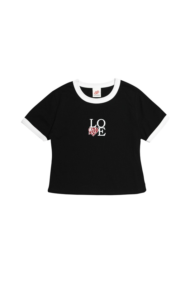 위얼드월드_LOVE 크롭 링거 티셔츠_BLACK은 부드러운 촉감의 20수 고밀도 CP 싱글 원단으로 제작되어 편안한 착용감을 선사합니다. 크롭 기장에 링거 스타일로 포인트를 더했으며, LOVE 텍스트와 하트 아트워크 디자인으로 캐주얼한 무드를 연출합니다. 형태 안정성을 위한 선가공 처리가 되어 있으며, 봄, 여름 시즌 데일리룩에 활용하기 좋은 블랙 컬러의 여성 티셔츠입니다.
