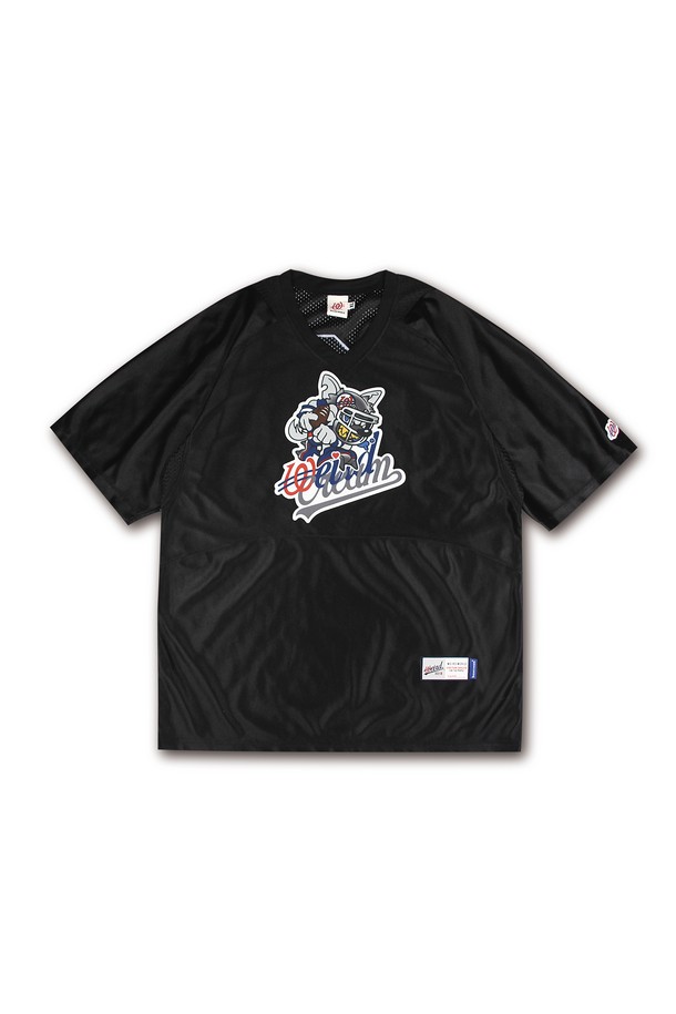 베이스크림 X 위얼드월드 풋볼 저지는 블랙 컬러의 반소매 풋볼 저지로, SYNO 캐릭터 그래픽과 등판 18번 디자인이 특징입니다. 폴리에스테르 소재의 레귤러핏 라운드넥 상의로, 스포티, 캐주얼, 스트리트 스타일을 연출하기에 적합합니다. 피트니스룩, 여행룩 등 다양한 TPO에 활용 가능하며, 베이스크림과 위얼드월드의 콜라보레이션을 통해 제작되었습니다.
