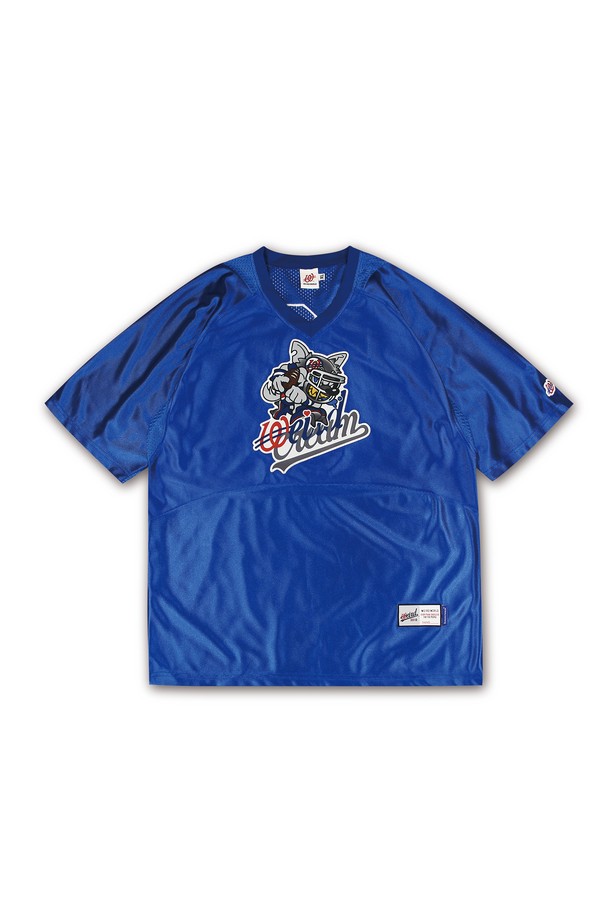 베이스크림 X 위얼드월드 풋볼 저지는 스포츠 활동과 일상에서 모두 활용 가능한 반소매 풋볼 저지입니다. 블루 컬러에 캐릭터 및 로고 패턴이 돋보이며, 등번호 18번 디자인으로 포인트를 더했습니다. 폴리에스테르 소재로 제작되어 편안한 착용감을 제공하며, 스포티, 캐주얼, 스트리트 스타일을 연출하기에 좋습니다.
