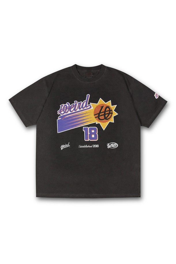 위얼드월드_바스켓볼 피그먼트 티셔츠_GREY는 면과 폴리에스테르 혼방의 고밀도 CP 원단을 사용하여 제작된 오버핏 티셔츠입니다. 피그먼트 워싱 가공과 테트론 텀블 가공을 거쳐 빈티지한 그레이 컬러감을 살렸으며, DTP 프린팅으로 농구 관련 로고/프린트 무늬를 표현했습니다. 봄, 여름, 가을에 일상 또는 스트릿 스타일로 편안하게 착용할 수 있습니다.
