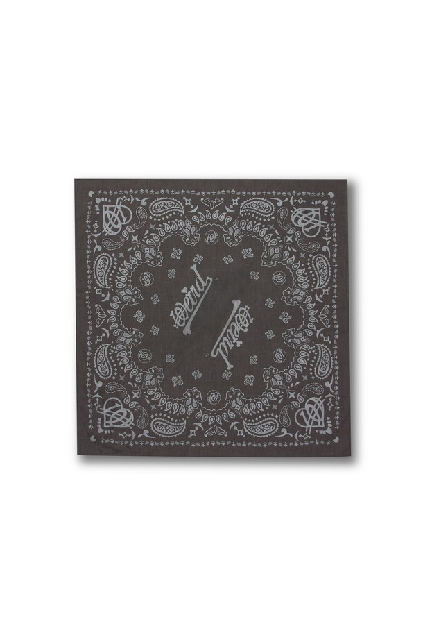 위얼드월드_본투비 페이즐리 반다나_BLACK은 부드러운 면과 폴리에스테르 혼방 소재로 제작된 블랙 컬러의 스트릿 스타일 반다나입니다. 55CM X 55CM 사이즈로, 다양한 스타일링이 가능하며, 사이즈 조절 기능을 갖춰 편안한 착용감을 선사합니다. 동네 마실룩, 여행룩, 캠핑룩 등 캐주얼, 에스닉 스타일과 함께 개성 있는 연출을 완성해 보세요.
