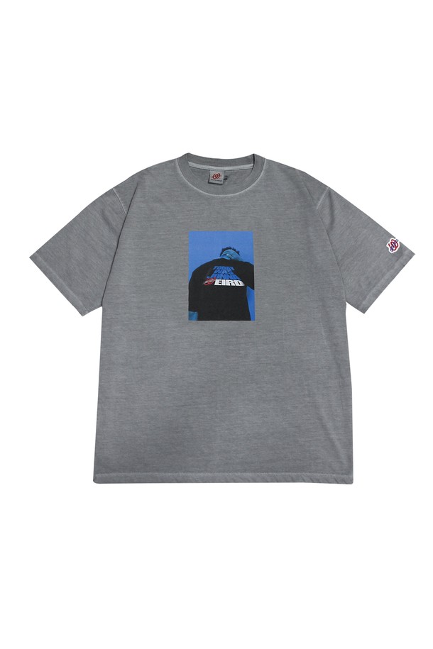 JONNA WEIRD(존나 위어드) 피그먼트 포토 티셔츠_LIGHT GREY는 캐주얼, 미니멀, 레트로 스타일을 즐기는 분들을 위한 상의입니다. 라이트 그레이 컬러의 라운드넥 반소매 티셔츠로, 봄, 여름 시즌에 시원하게 착용하기 좋습니다. 면과 폴리에스테르 혼방 소재로 제작되어 편안한 착용감을 선사하며, 피그먼트 워싱 가공과 DTP 프린팅 기법으로 앞뒤 아트워크 및 빈티지 컬러 효과를 더했습니다. 동네 마실룩, 카페룩 등 편안한 일상에 잘 어울리는 아이템입니다.
