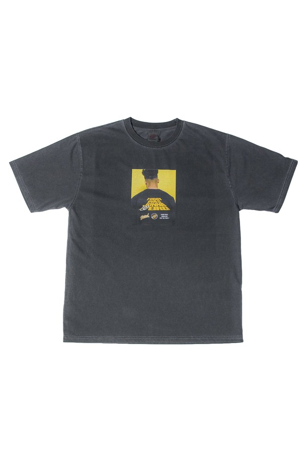 JONNA WEIRD (존나 위어드) 피그먼트 포토 티셔츠_GREY는 캐주얼하고 미니멀한 스타일을 추구하는 분들을 위한 티셔츠입니다. 부드러운 면과 폴리에스테르 혼방 소재로 제작되어 봄, 여름 시즌에 편안하게 착용할 수 있습니다. 라운드넥 디자인에 레귤러 기장으로 제작되었으며, 피그먼트 워싱 처리된 그레이 컬러가 빈티지한 느낌을 더합니다. 동네 마실룩이나 산책룩으로 활용하기 좋으며, 프린트 및 로고 디자인이 돋보이는 아이템입니다. 반소매 디자인으로 시원하게 착용 가능합니다.
