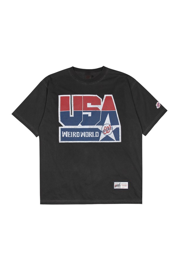 1996 드림팀 피그먼트 티셔츠는 봄, 여름 시즌에 어울리는 공용 티셔츠입니다. 블랙 컬러에 레귤러핏으로 제작되었으며, 부드러운 촉감의 면, 폴리에스테르 혼방 소재를 사용하여 편안한 착용감을 선사합니다. 빈티지한 느낌을 주는 피그먼트 가먼트 다잉 처리와 USA 로고 프린트, DTP 프린팅 기법이 돋보이며, 수축 방지 이중 가공으로 변형 없이 오랫동안 즐겨 입을 수 있습니다. 스포티, 스트릿, 캐주얼 스타일을 연출하기 좋으며, 동네 마실룩이나 여행룩에 활용하기 좋습니다. 라운드넥 반소매 디자인으로, 다양한 하의와 쉽게 매치하여 개성 있는 스타일을 완성해보세요.
