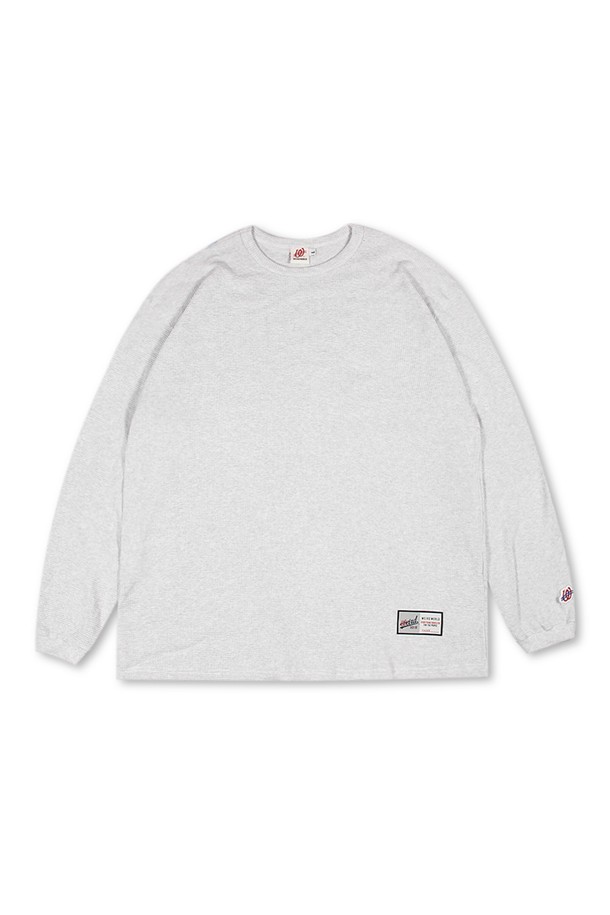 "위얼드월드" 오버프린트 와플 롱슬리브_멜란지 티셔츠는 캐주얼 및 스트릿 스타일을 즐기는 공용 고객을 위해 디자인되었습니다. 부드러운 면 소재의 와플 조직으로 제작되어 봄, 가을 시즌에 적합하며, 오버핏으로 편안한 착용감을 제공합니다. 멜란지 컬러에 라운드넥 디자인, 긴 소매 기장으로 제작되었으며, 백면 웨이브 로고 그래픽 프린트와 DTP 가공으로 빈티지한 터치감을 더했습니다. 프리미엄 어센틱 스트릿웨어 스타일을 완성하는 데일리 티셔츠입니다.
