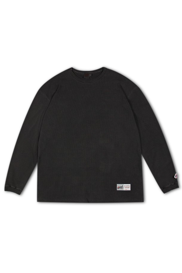 위얼드월드_오버프린트 와플 롱슬리브_그레이는 부드러운 면 소재로 제작되어 편안한 착용감을 선사합니다. 봄, 가을 시즌에 어울리는 오버핏 롱슬리브 티셔츠로, 스트릿 및 캐주얼 스타일을 연출하기 좋습니다. 등판 웨이브 로고 그래픽과 와플 패턴, DTP 프린팅 기법을 사용하여 빈티지한 느낌을 더했습니다. 일상 속에서 개성 있는 스타일을 완성해보세요.
