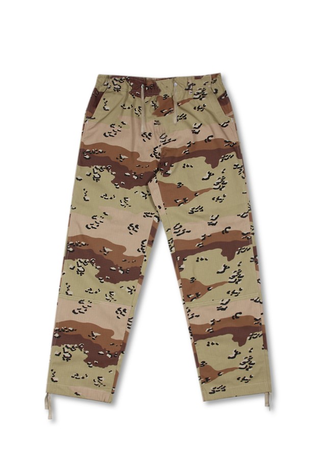 위얼드월드_카모플라쥬 워크 팬츠 데저트카모는 밀리터리 및 스트릿 스타일을 동시에 즐길 수 있는 워크 팬츠입니다. 베이지와 브라운 컬러의 데저트 카모 패턴이 특징이며, 립스탑 원단을 사용하여 튼튼한 내구성을 자랑합니다. 레귤러핏으로 제작되어 편안한 착용감을 제공하며, 두꺼운 두께감과 뻣뻣한 촉감이 특징입니다. 허리 조절이 가능하며, 밑단 스트링 디테일로 다양한 스타일 연출이 가능합니다. 일상 및 스트릿 패션에 활용하기 좋은 아이템입니다.
