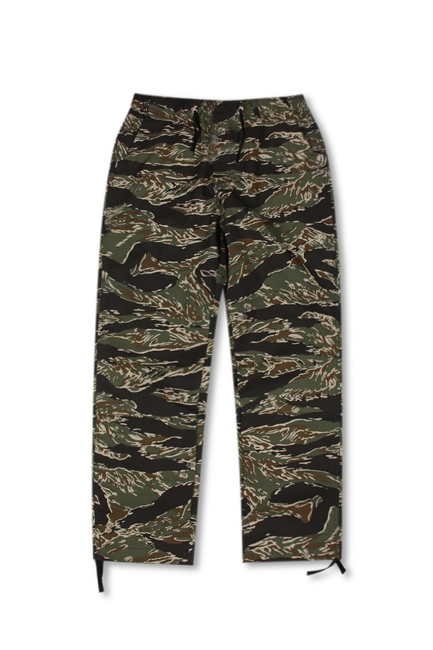 위얼드월드(Weird World)의 카모플라쥬 워크 팬츠 타이거카모는 남성용 워크팬츠입니다. 립스탑 원단으로 제작되어 뻣뻣한 촉감과 두꺼운 두께감을 자랑하며, 사계절 모두 착용 가능합니다. 허리 조절이 가능하며, 밑단 스트링 디테일과 백라벨 디테일이 돋보입니다. 레귤러핏으로 편안하게 떨어지는 핏과 밀리터리, 스트릿 스타일을 모두 소화할 수 있는 카모 패턴이 특징입니다. 면과 폴리에스테르 혼방으로 제작되어 내구성이 뛰어나며, 일상생활과 스트릿 패션에 적합합니다.
